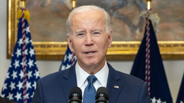 wh_2923_bidenpodium371897