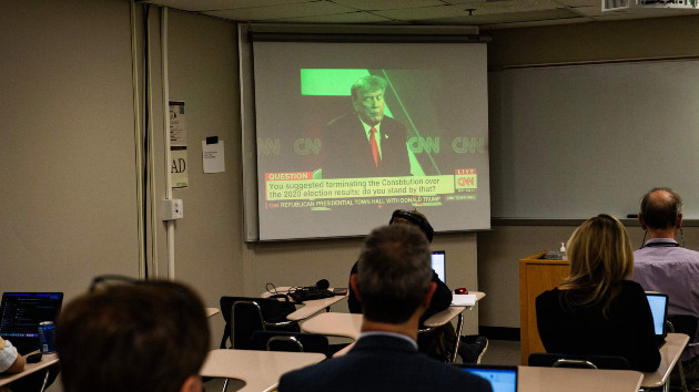 getty_51123_trumpcnntownhall48821