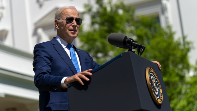 wh_051223_bidenoutsidewhitehouse305800