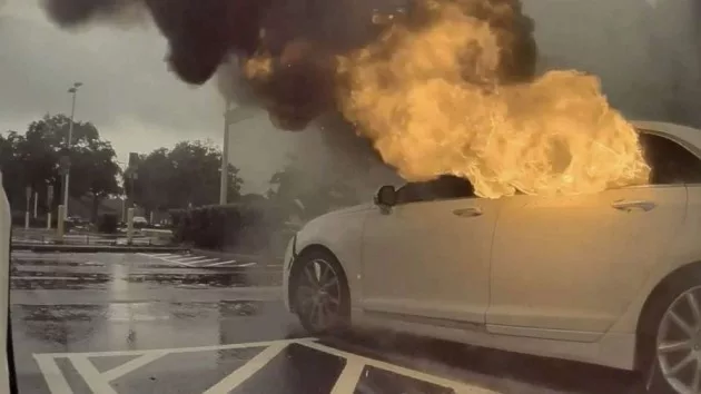 fire-car-oviedo-mall-abc-moe-004-230603_1685814132315_hpmain_16x9_992939817