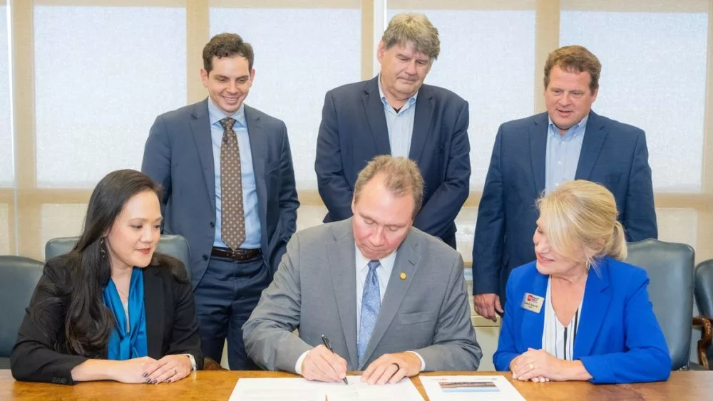 future-i-57-rod-signing-1000x563564735-1