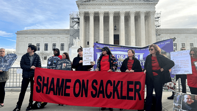 abcnews_sacklerprotest_120423937201