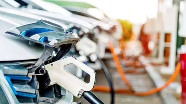 istock_12619_electriccarscharging185954