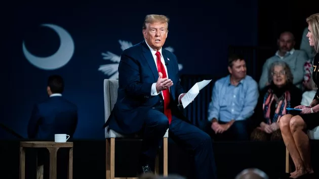 getty_22124_trumpsctownhall296610