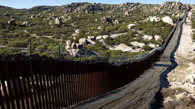 gettyimages_borderfence_022924626222