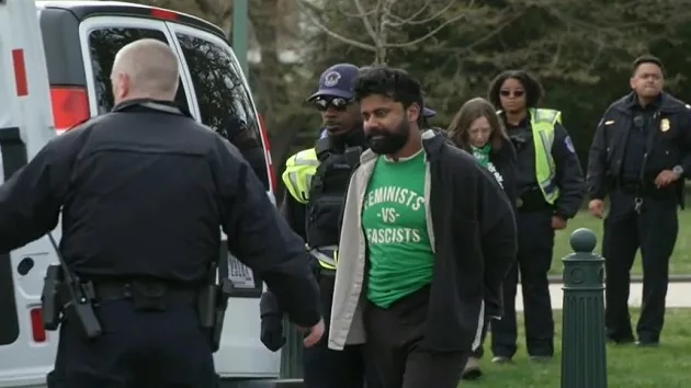 032624_abcnews_scotusprotest134932