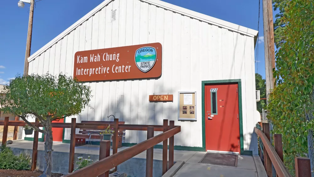 interpretive_center_outside111478