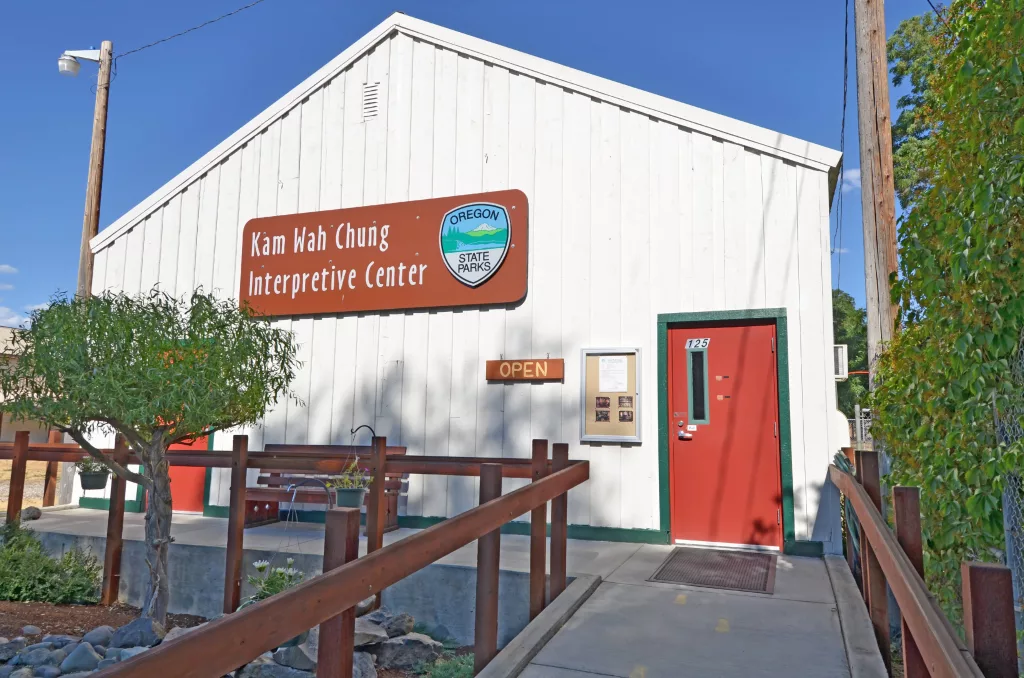 interpretive_center_outside111478