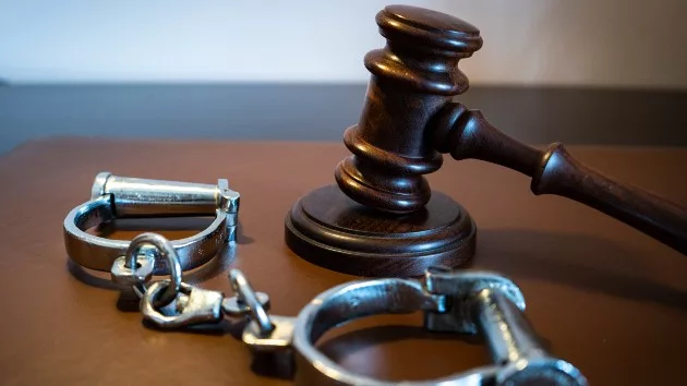 gettyrf_4324_gavelhandcuffs346774