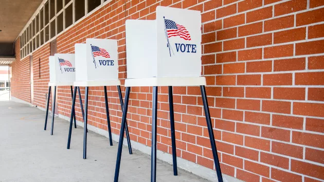 gettyrf_8322_votingboothsoutside2028129271739