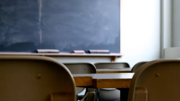gettyrf_9122_emptyclasschalkboard816892