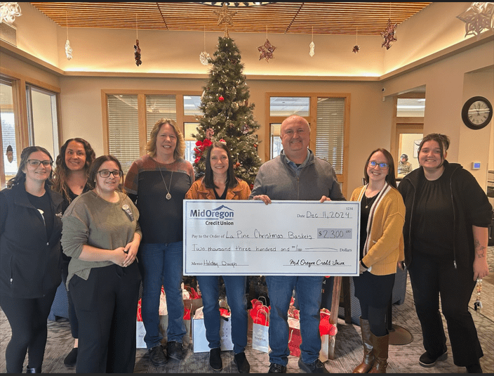 241211-lapine-christmas-basket-association-check-presentation44780
