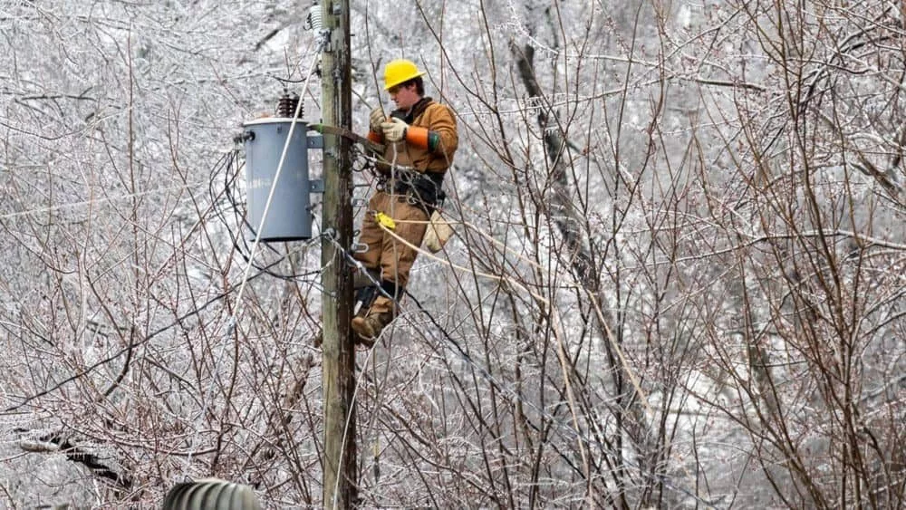 winter-lineman-entergy-arkansas-1000x563901805-1
