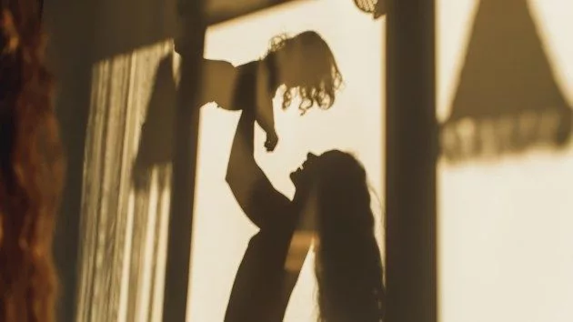 gettyrf_12325_motherchildfamilysilhouette562134