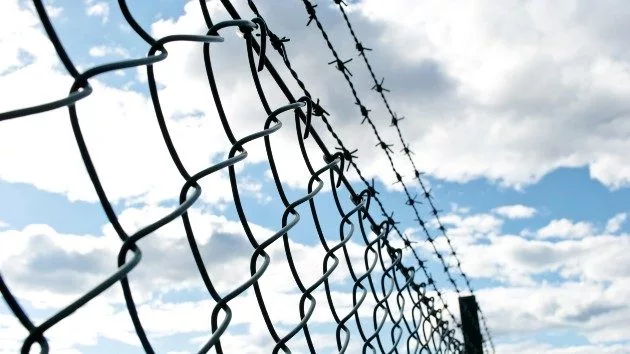 gettyrf_13025_prisonfencebarbedwire240596