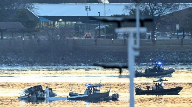 getty_dcplanecrashsearch_013035165257