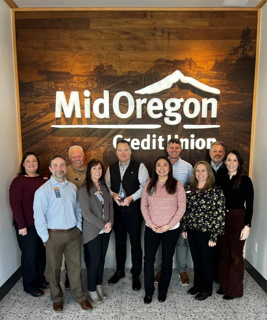 mid-oregon-executive-leadership-team-with-fourth-raddon-crystal-award252414