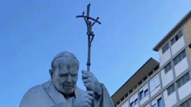 022325_abcnews_popefrancisstatue769903