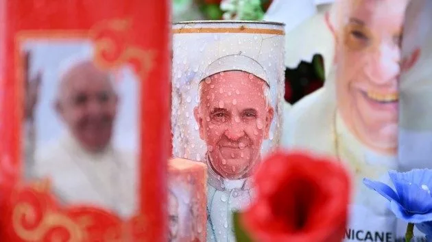 getty_22825_popetributes277025