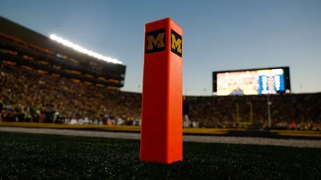 getty_32125_michiganpylon414366
