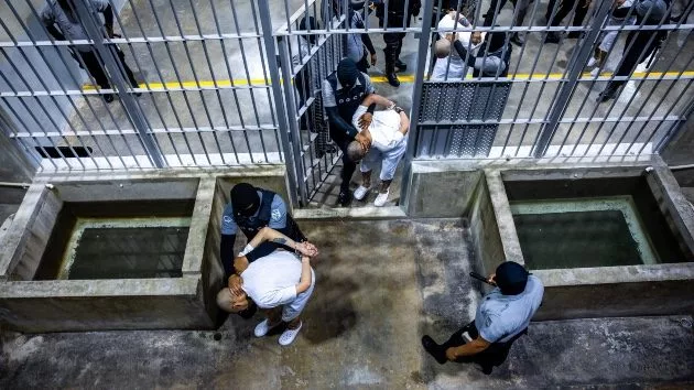 getty_elsalvadorprison_040125299037