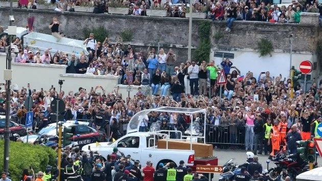 getty_42625_popemobile405501