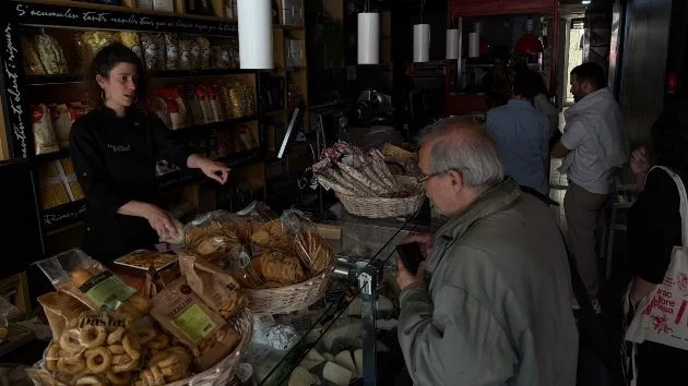 getty_poweroutagespain_042825286368