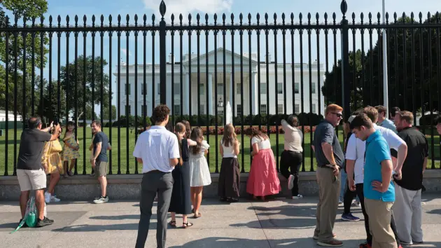news_whitehousevisitors_8212549102