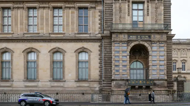 getty_lourve_1020475118