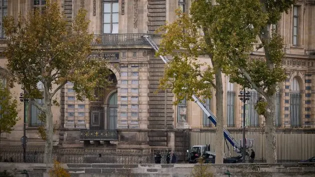 getty_louvre-heist-lift-02-gty-jef-251024_1761328096754_hpembed_3x2597933