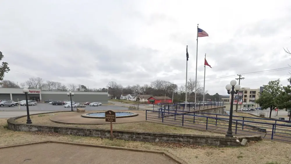 veterans-plaza-batesville-1000x56355886-1