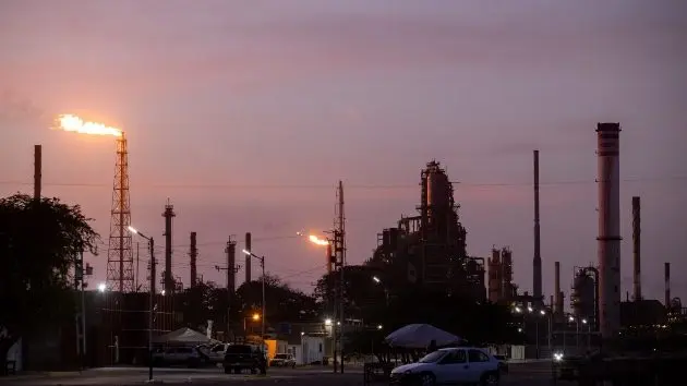 getty_oilrefineryvenezuela_02022696026