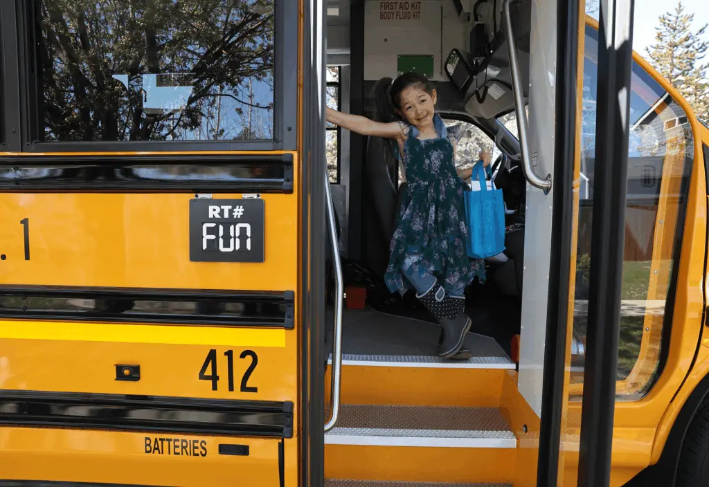 student-tours-school-bus-at-on-the-road-to-kindergarten588594