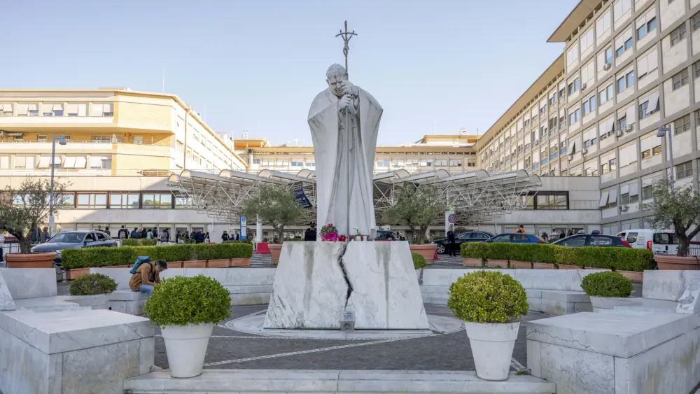 getty_popeleohospital_101626886875