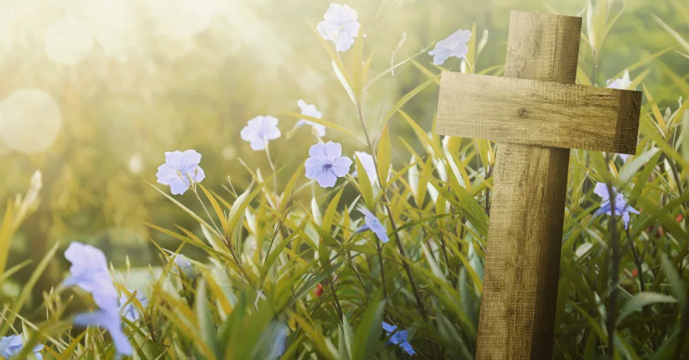 9244-simple-wood-cross-in-spring-flowers-easter-ge115403