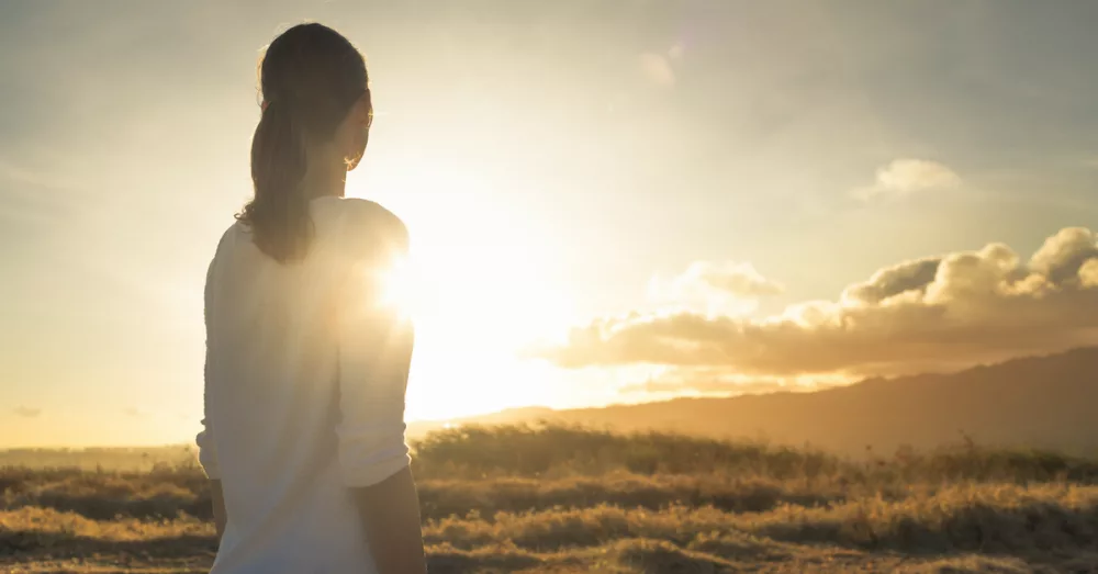 15814-woman-sunrise-nature-gettyimages-1163040331-k597544