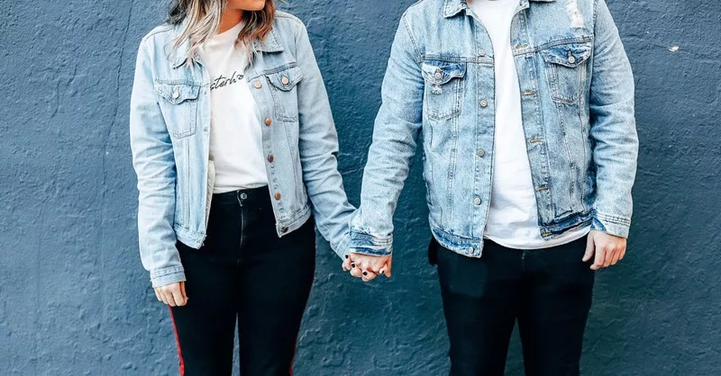 15995-couple-holding-hands-pexels-thomas-ward107180