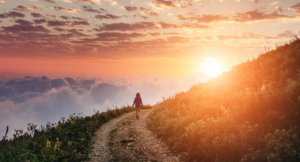 14096-woman-hiking-on-trail-around-mountian-toward868378