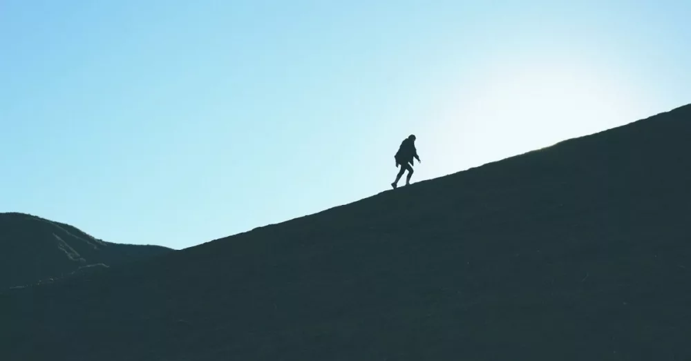 7264-climbing-mountain-silhouette-sam-mgrdichian-w701433