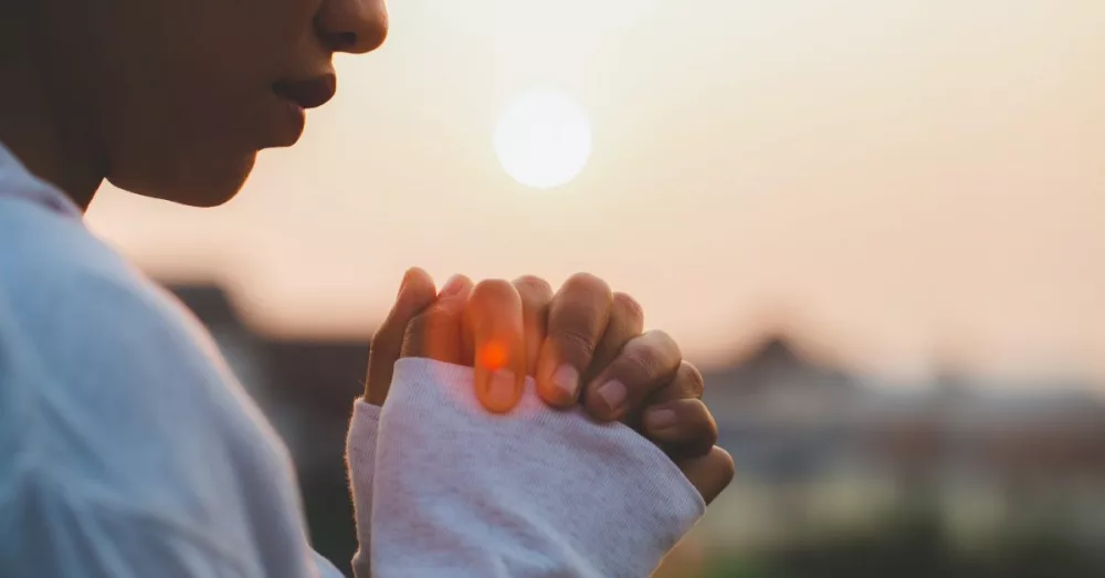 11653-woman-praying-gettyimages-tinnakorn-jorruang865577