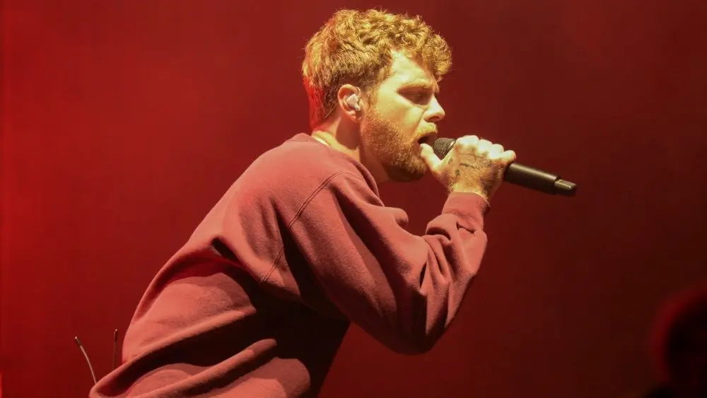 Alex Warren performs in Hollywood^ Florida^ on October 8^ 2025. The performance was part of his Cheaper Than Therapy world tour.