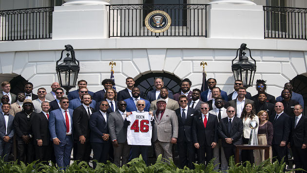 Biden, Brady trade zingers at White House event for Super Bowl champs - Vimarsana News