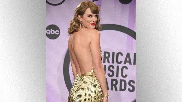 m_taylorswiftsmilingamacarpet_121422-2