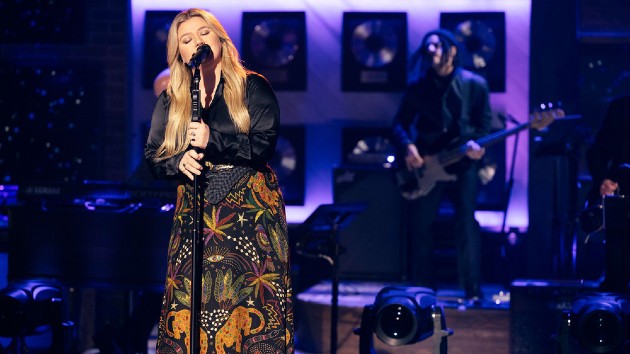 m_kellyclarksonsingsonshow_011623