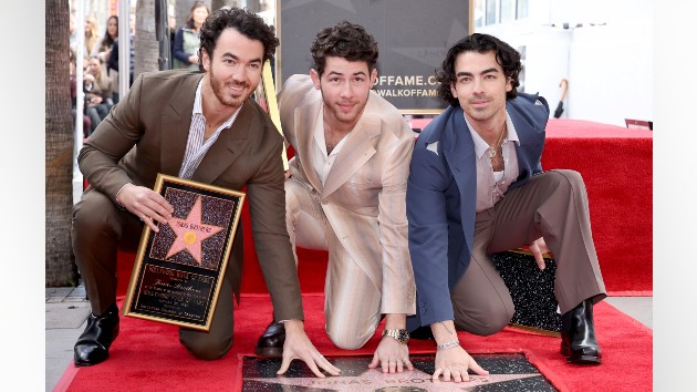 getty_jonasbrotherswalkoffame_013123_0373108