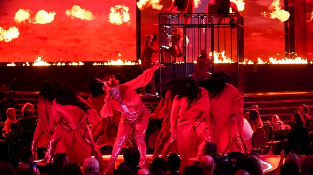 m_samsmithandkimpetrasgrammys_020623187514