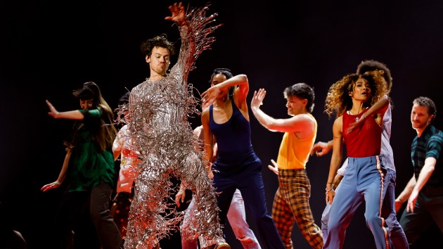 m_harrystylesperformsatgrammys_020623997640