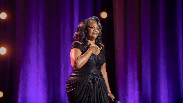 e_monique_040523805534