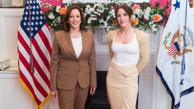 m_elliegouldingwithkamalaharris_04242358534