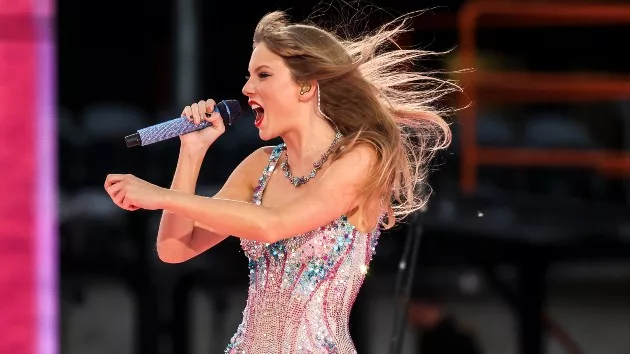 getty_taylorswiftonstage_060-523923372